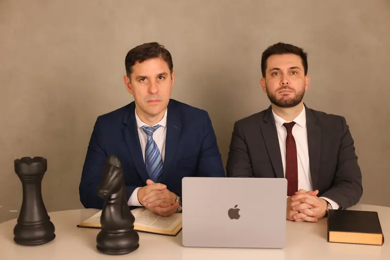 Mauricio Solano dos Santos e Eduardo Baldissera Carvalho Salles, advogados do Solano & Salles, à mesa de trabalho